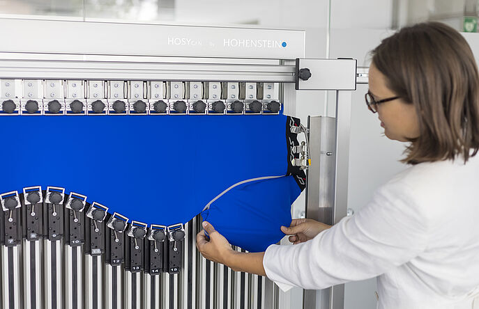 Hohenstein compression expert testing blue shirt on HOSYcan device